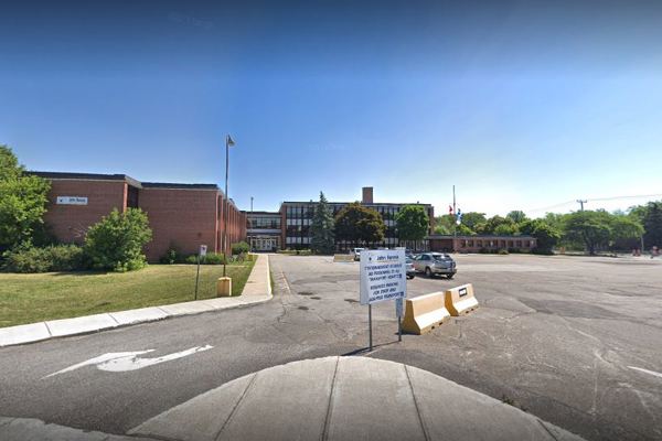 Trường Trung Học John Rennie High School – Pointe-Claire, Quebec, Canada